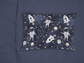 Μαξιλαροθήκη Εμπριμέ Bebe Galaxy Travel 90 35×45 Μπλε Φανέλα Μαξιλαροθήκη Εμπριμέ Bebe Galaxy Travel 90 35×45 Μπλε Φανέλα