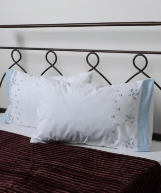 Βαμβακερή μαξιλαροθήκη με κέντημα 050 (46cm x 70cm) λευκό με σιέλ φάσα ζευγάρι Βαμβακερή μαξιλαροθήκη με κέντημα 050 (46cm x 70cm) λευκό με σιέλ φάσα ζευγάρι
